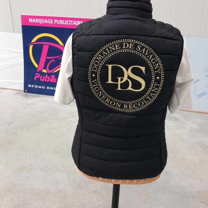 Broderie logo doudoune
